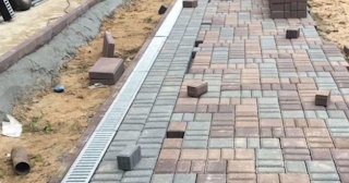 Профессиональная укладка плитки на улице в Новоалтайске в октябре