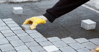 Монтаж тротуарной плитки на даче в Новоалтайске в октябре