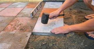 Укладка тротуарной плитки на основание в Новоалтайске в октябре