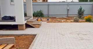 Укладка тротуарной плитки во дворе в Новоалтайске в октябре