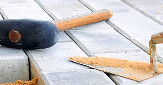 Профессиональная укладка тротуарной брусчатки в Новоалтайске в октябре