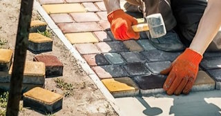 Укладка брусчатки «старый город» три цвета в Новоалтайске в октябре
