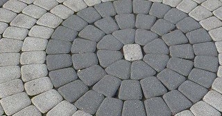 Профессиональная укладка клинкерной брусчатки в Новоалтайске в октябре