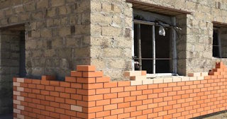 Профессиональная облицовка цоколя дома в Новоалтайске в октябре