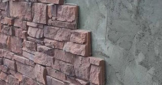 Качественная отделка цоколя фундамента снаружи в Новоалтайске в октябре