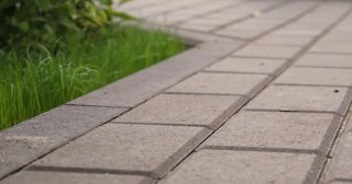 Профессиональная укладка тротуарных дорожек в Новоалтайске в октябре