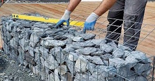 Устройство подпорной стенки из габионов в Новоалтайске в октябре